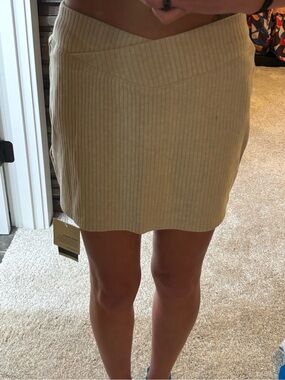 HALARA Cream Ribbed V-Waist Mini Skirt